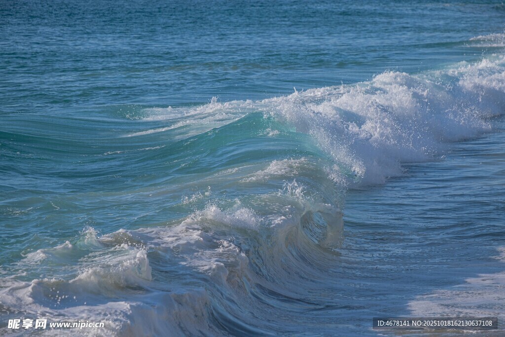 海浪翻涌的蓝色海岸线