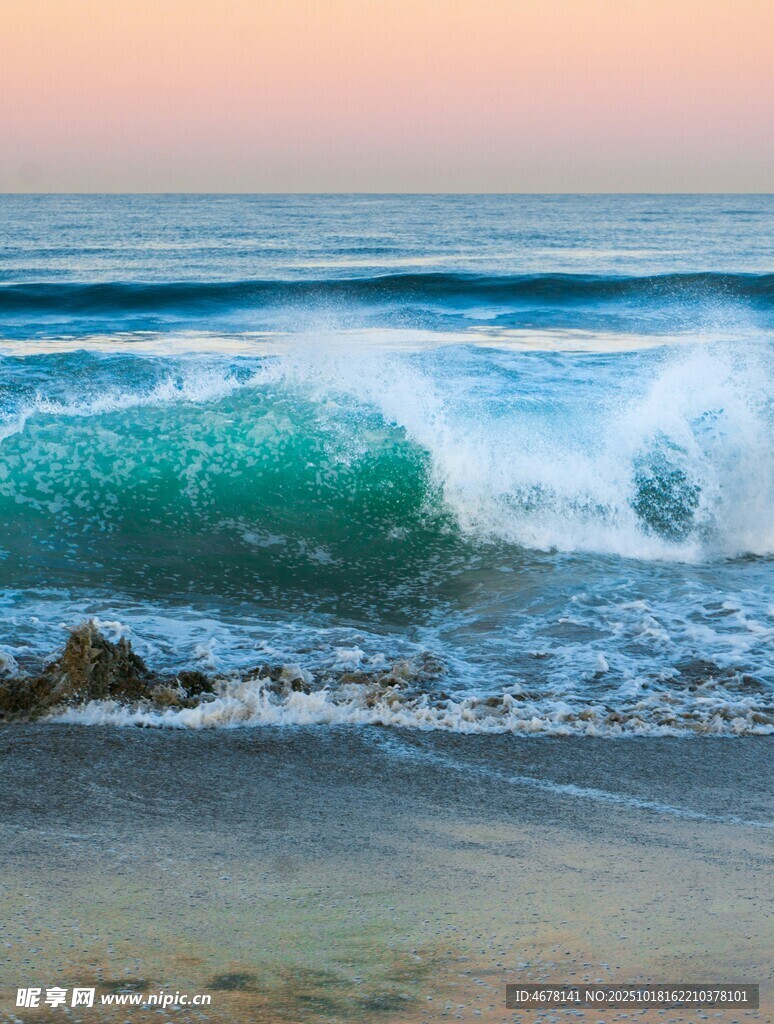 海边浪潮翻涌美丽景象