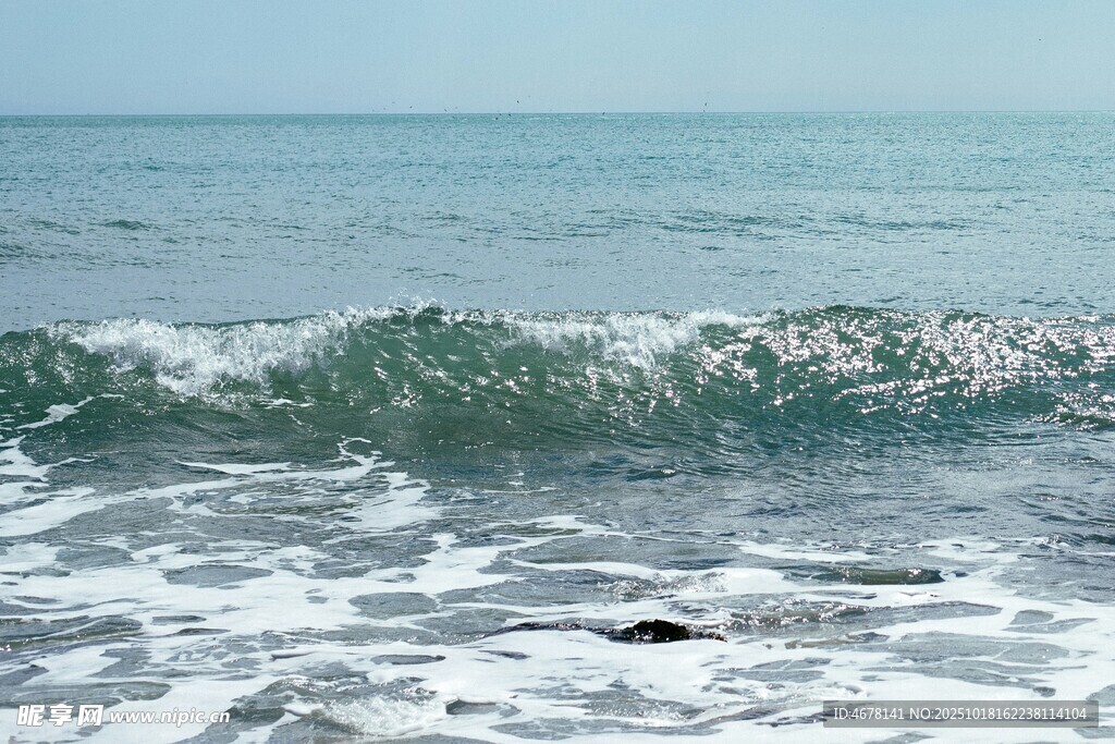 海浪翻涌的美丽海滨景象