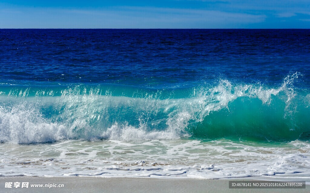 海浪翻涌的蓝色海洋