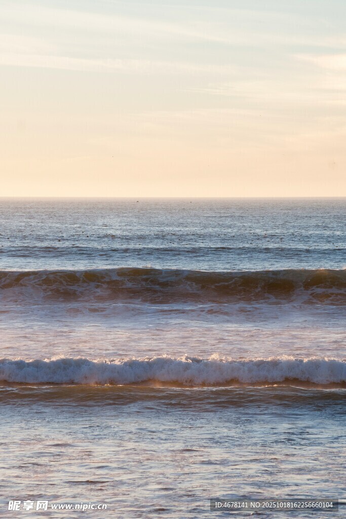 海边日落时的海浪景观