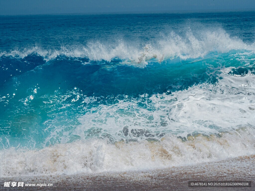 海浪翻涌的美丽海滨景象