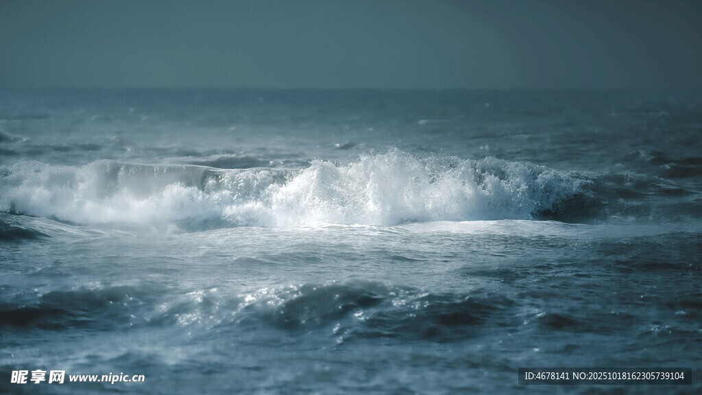 海浪翻涌的壮阔海面