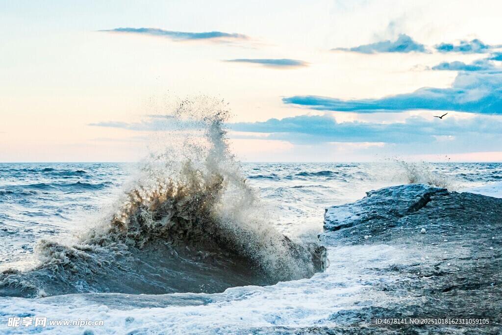 海浪翻涌的壮丽海景