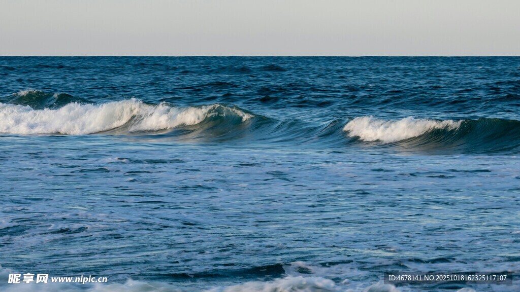海浪翻涌的蓝色海洋