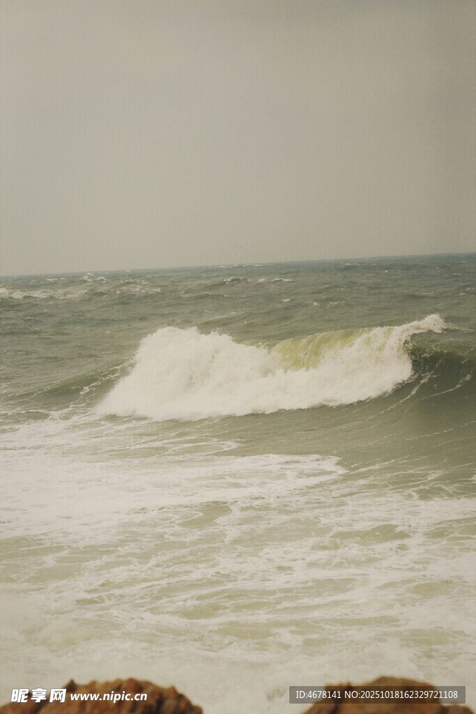 海浪拍岸的壮阔海景