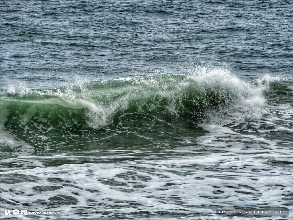 海浪翻涌的美丽海景