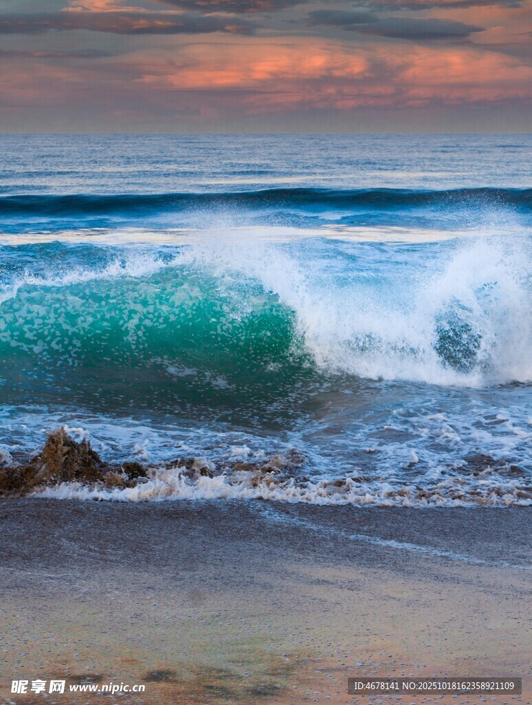 海边日落时的翻涌海浪