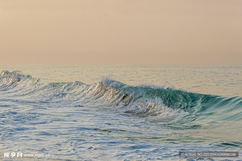 海浪翻涌的壮美瞬间