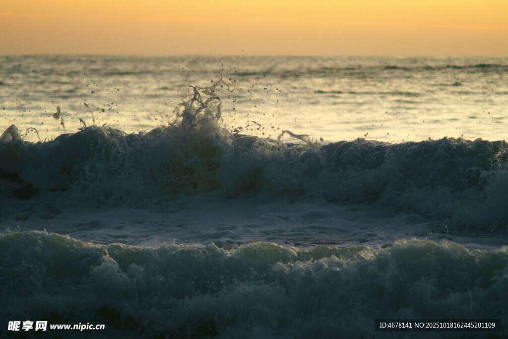 夕阳下翻涌的海浪