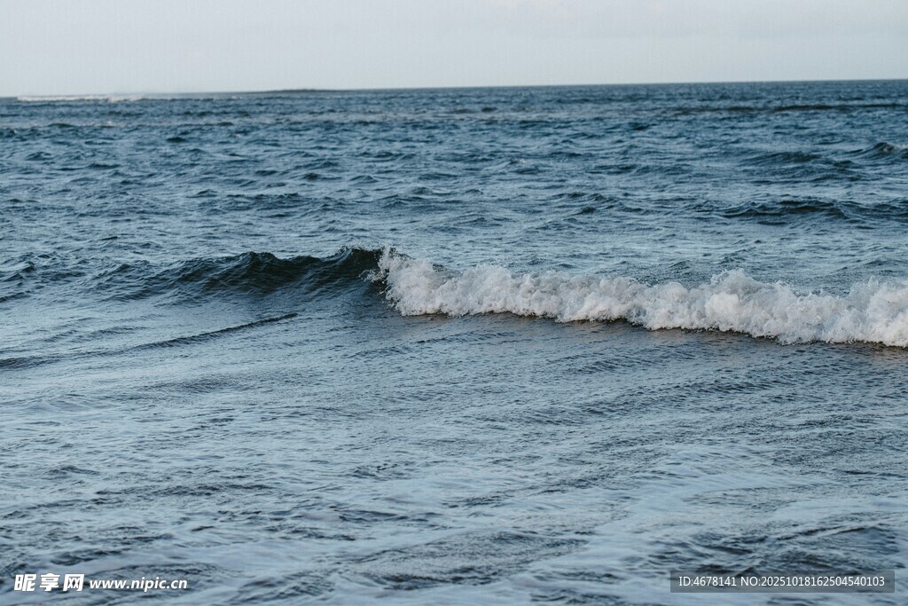 海浪翻涌的静谧海面
