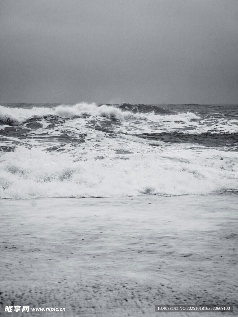 海浪翻涌的壮阔海岸景观