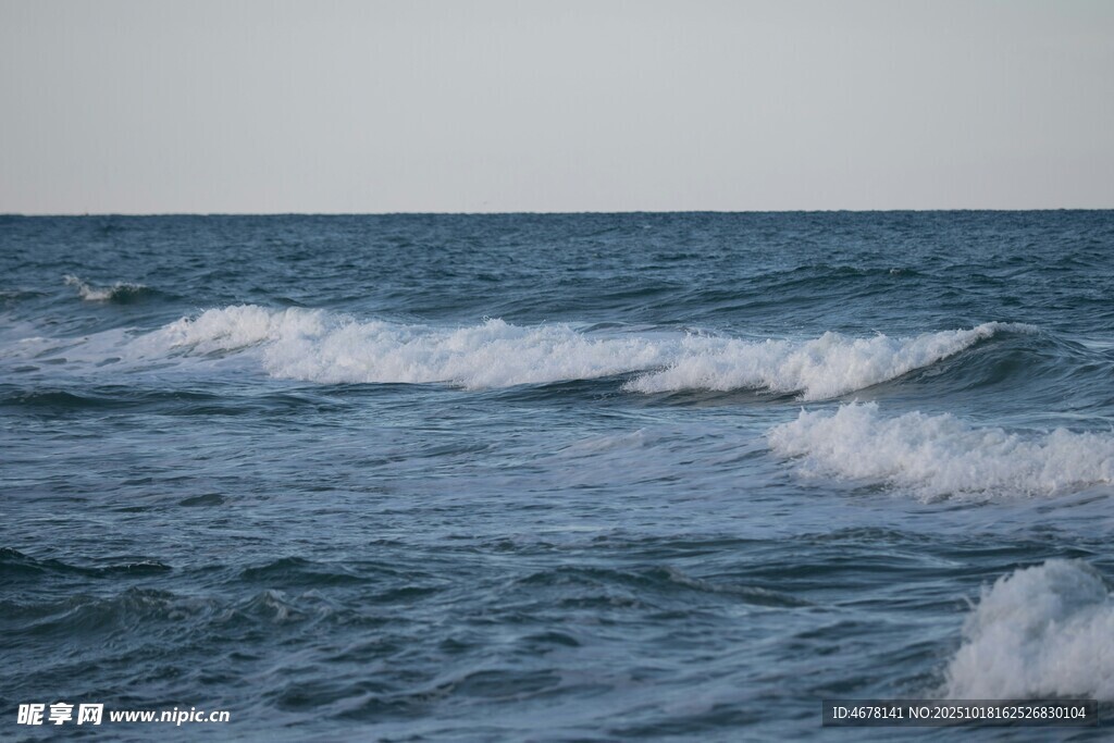 海浪翻涌的蓝色海洋