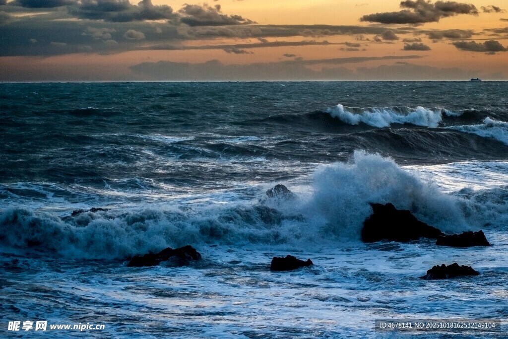 夕阳下的汹涌海浪
