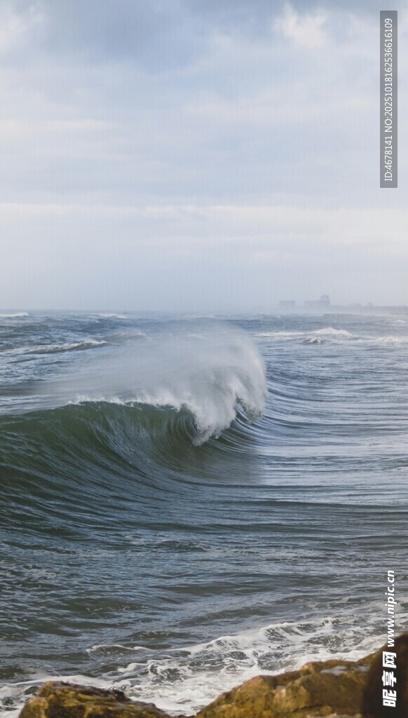 海浪翻涌于海岸