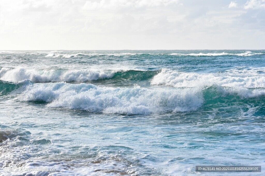 海浪翻涌的蓝色海洋景观
