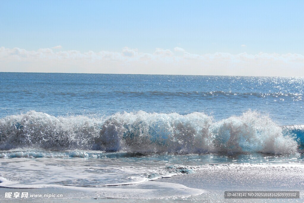 海浪拍打沙滩的美丽景象