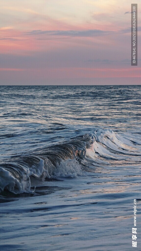 海边日落时的翻涌海浪