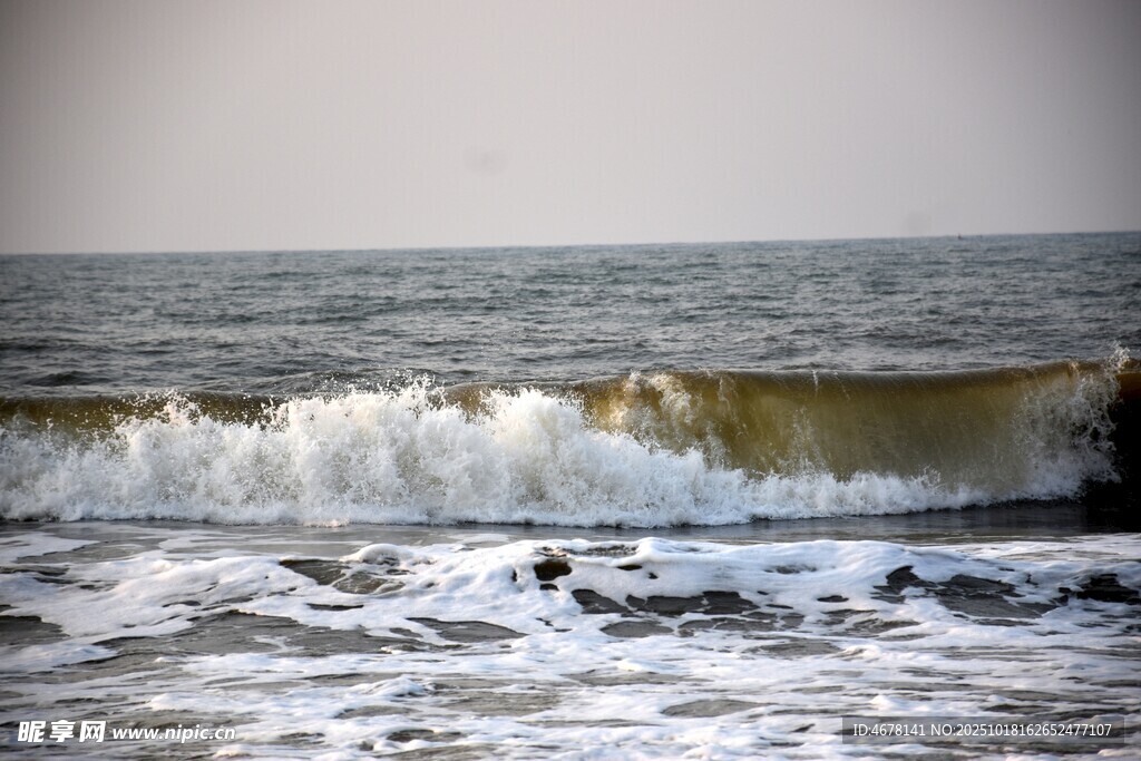 海浪翻涌的壮阔海景