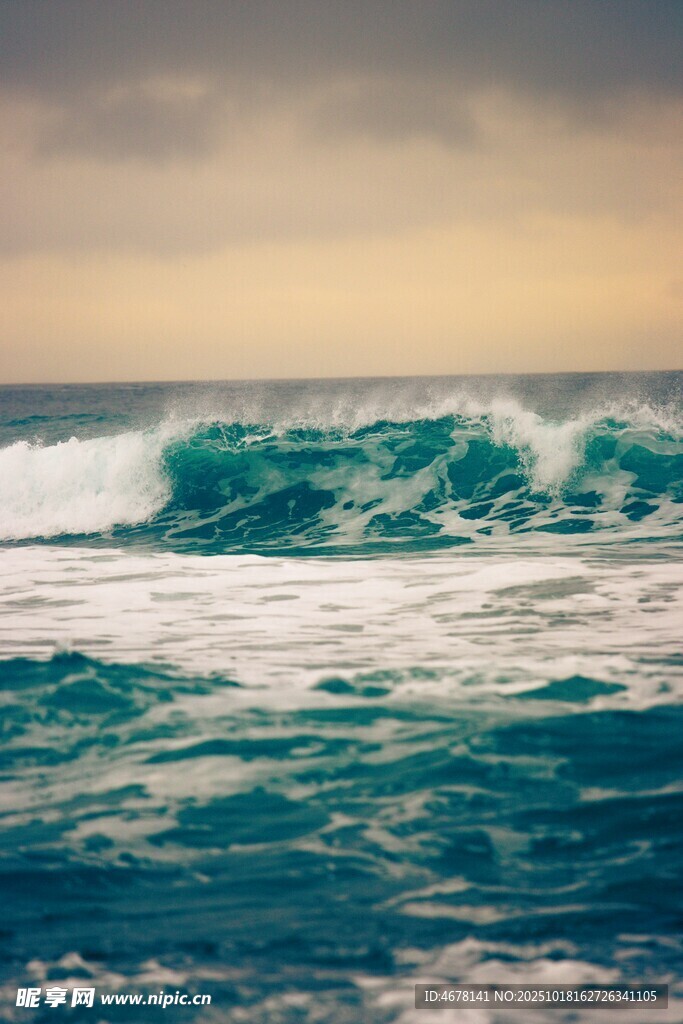 汹涌海浪翻滚的壮阔海景
