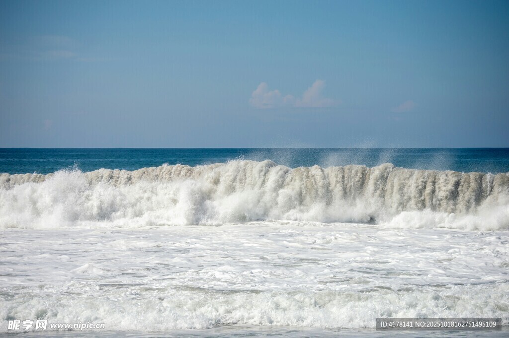 海浪翻涌的壮阔海景