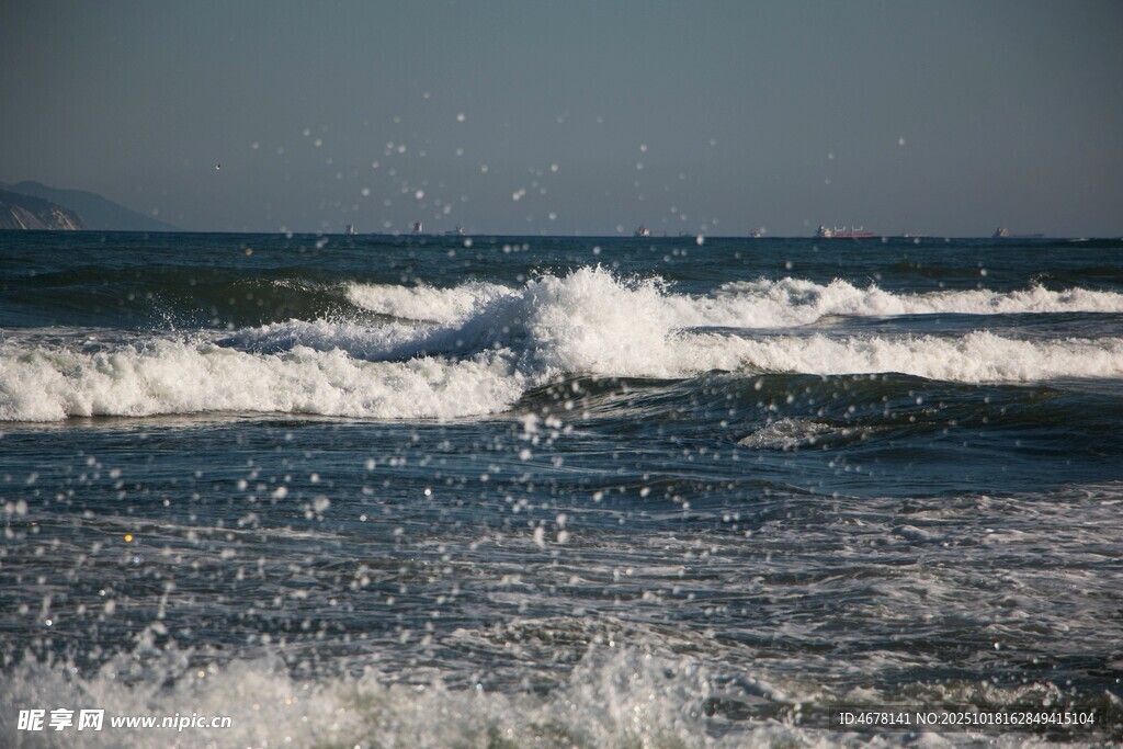 海浪翻涌的美丽海滨景色