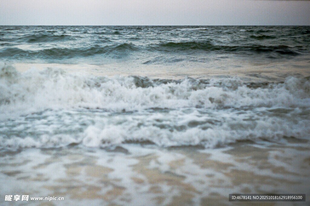 海浪拍打沙滩的美丽景象
