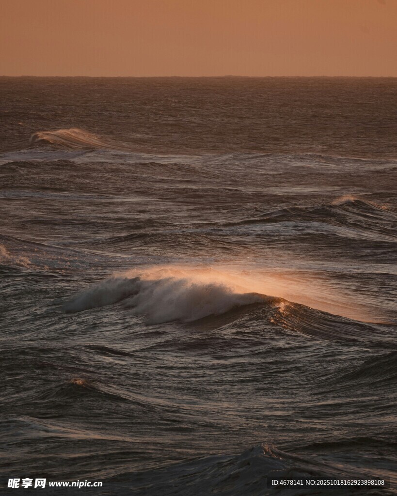 夕阳下的汹涌海浪