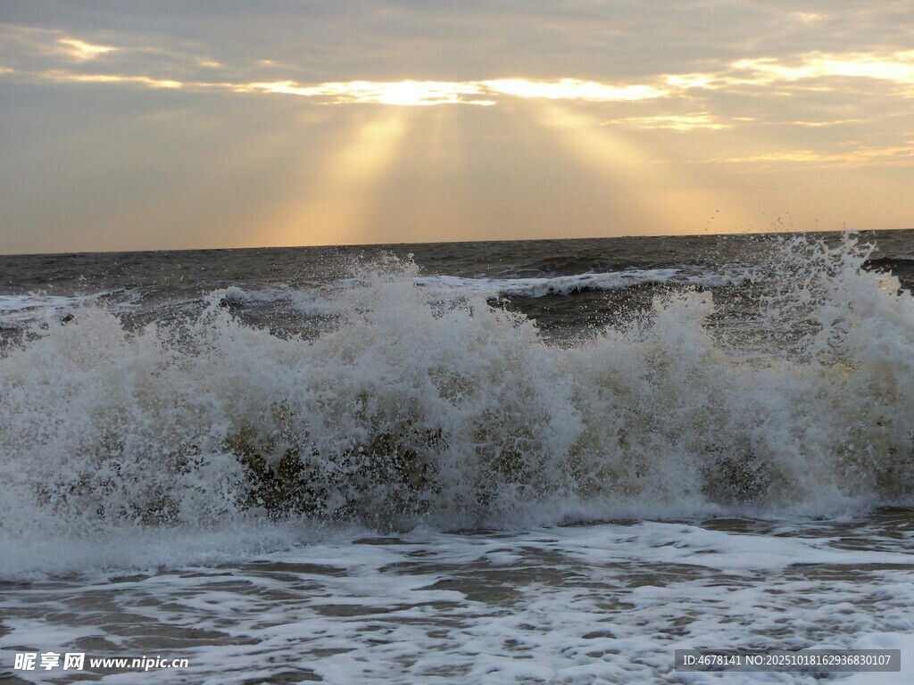 夕阳下海浪翻涌的壮丽海景