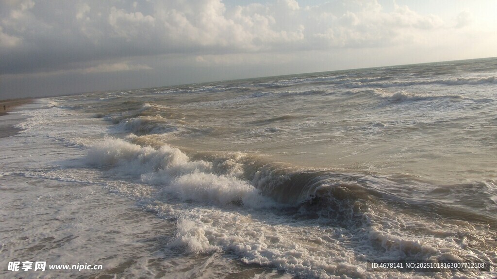 海边浪潮涌动的自然景象