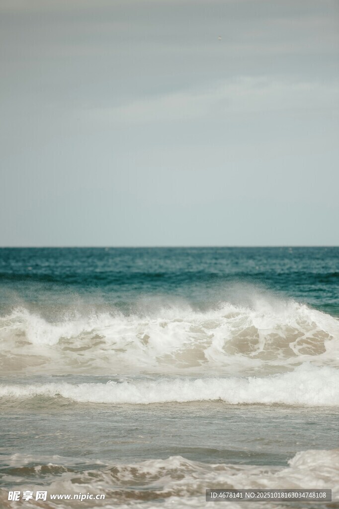 海浪翻涌的美丽海岸线