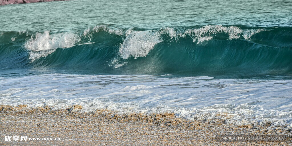 海浪拍打沙滩的美丽瞬间
