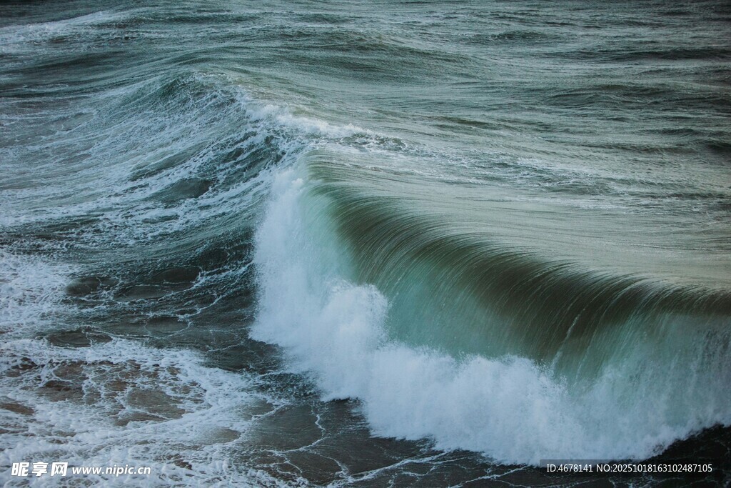 海浪翻涌的壮阔瞬间