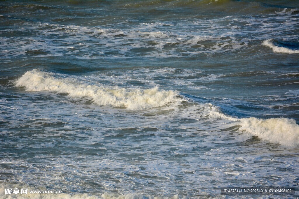 海浪翻涌的蓝色海洋