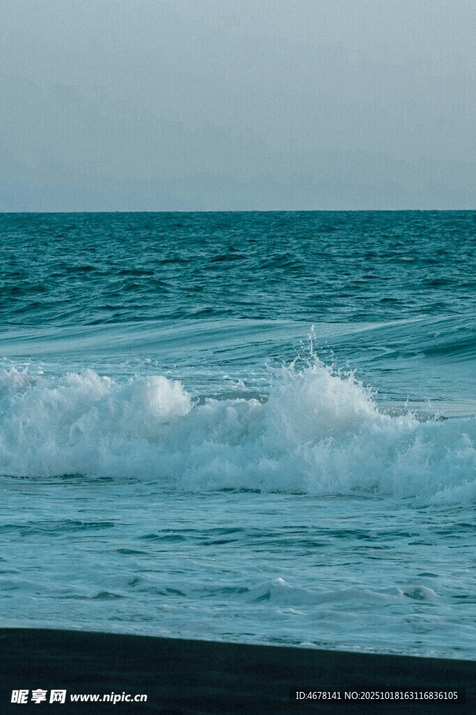 海浪拍岸的美丽海景