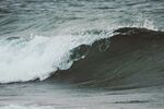 海浪翻涌瞬间