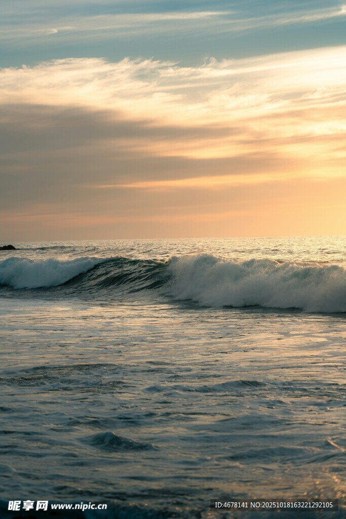 海边日落时的翻涌海浪