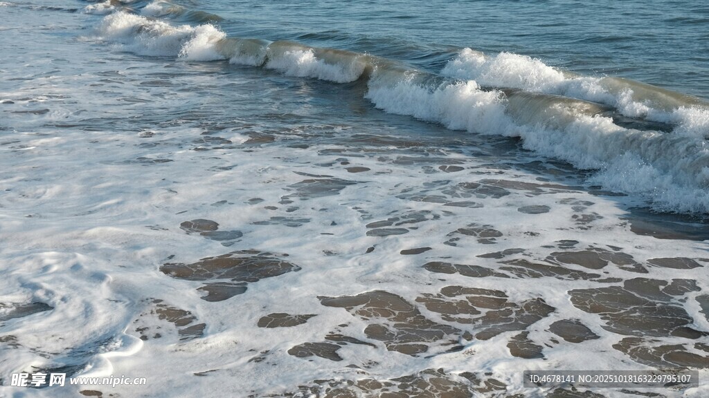 海浪拍打沙滩的美丽景象