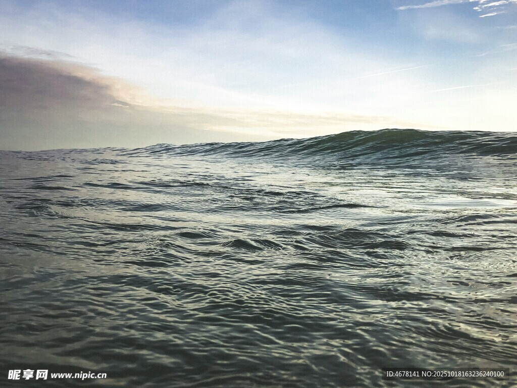 海上波涛天际微光