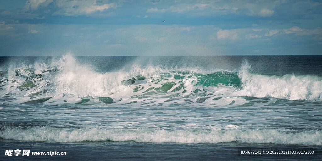 海浪翻涌的壮阔海景