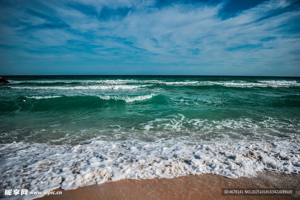 海浪拍打沙滩的美丽景致
