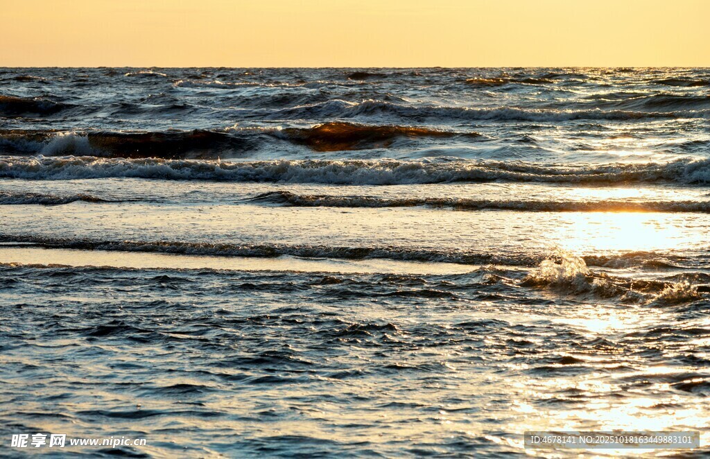 夕阳下的海浪沙滩美景