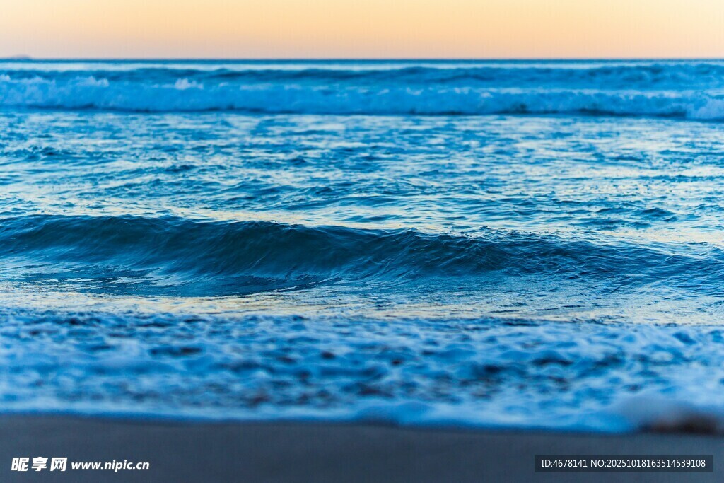 海边夕阳下的翻涌海浪