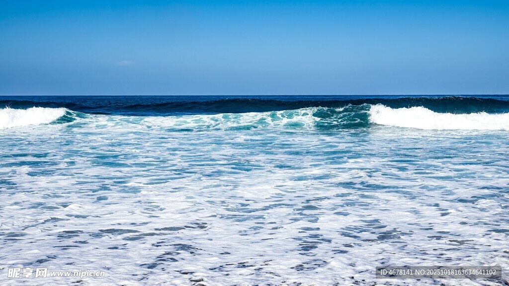 海浪翻涌的蔚蓝海岸