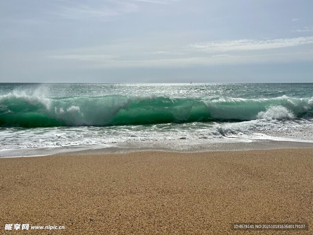 海浪拍打金黄沙滩美景