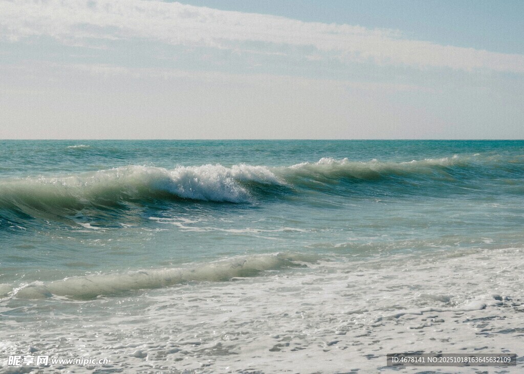 海浪拍打沙滩的美丽景象