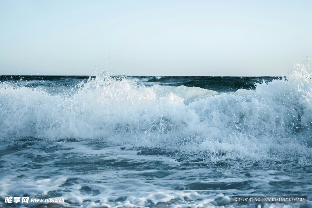 海浪翻涌