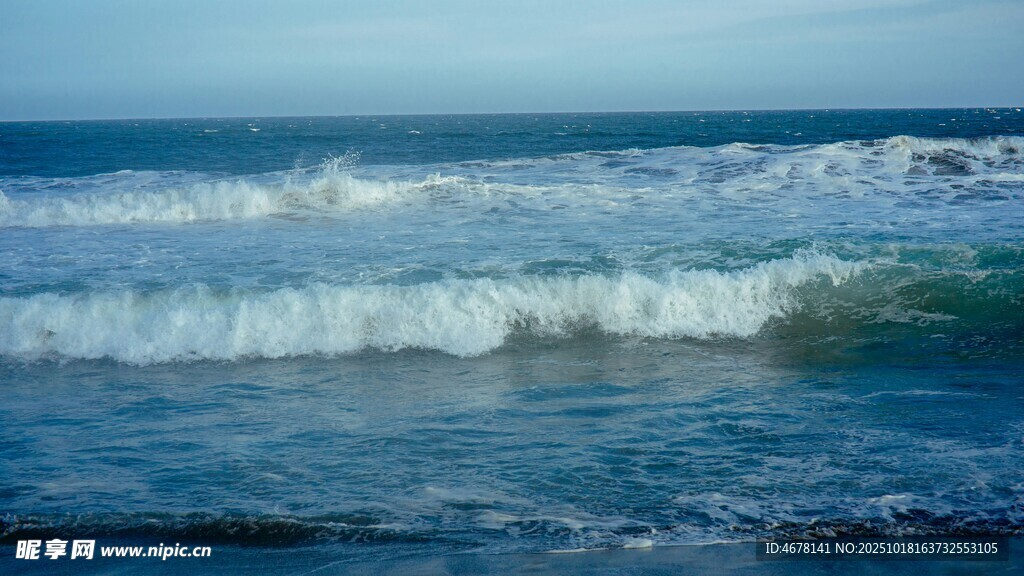 海浪翻涌的美丽海滨风光