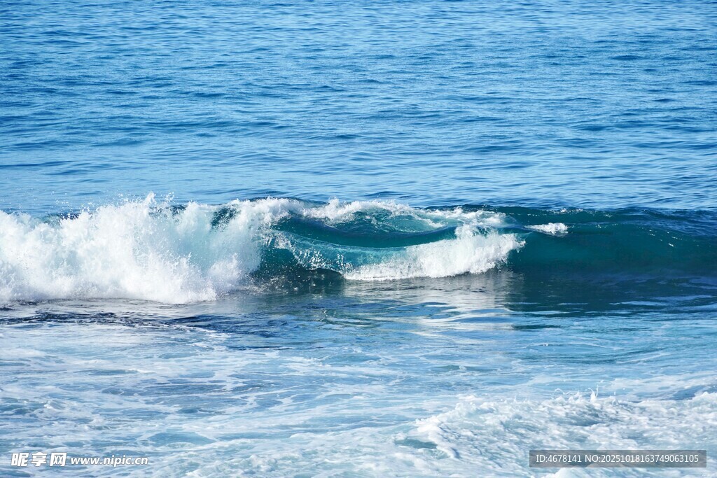 海浪翻涌的蓝色海洋
