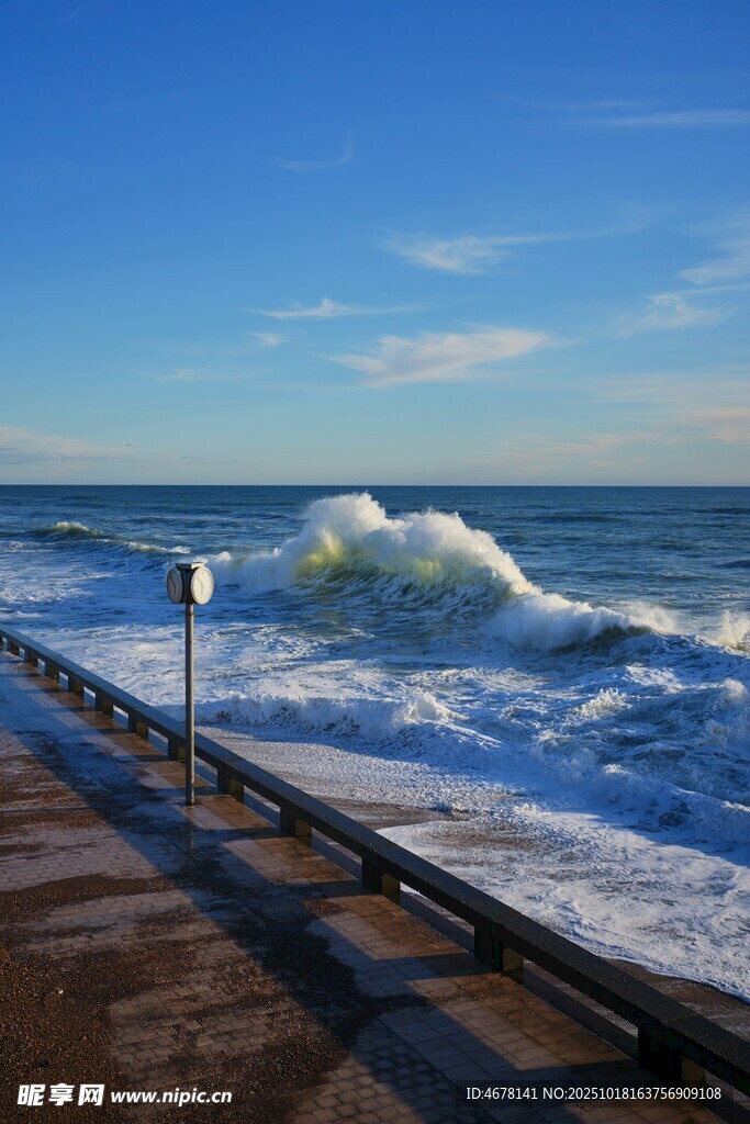 海边木栈道与翻涌海浪